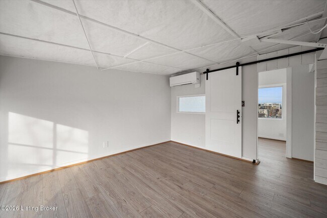 Building Photo - 902 E Jefferson St