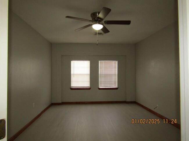 Building Photo - Freshly Painted/New Flooring Home!! No Pets!