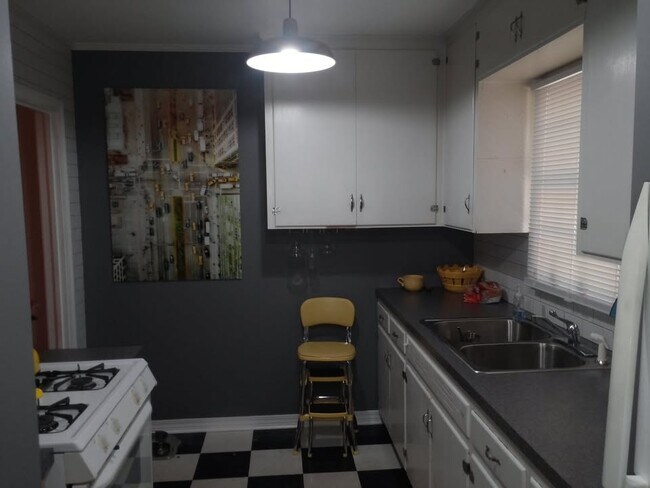 Building Photo - 751 Farnell Ln