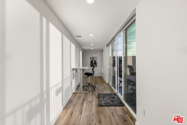 Building Photo - 4806 Sylmar Ave