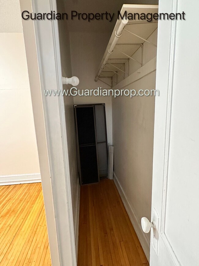 Building Photo - Top Floor Studio Lakes Uptown Apartment, Blocks from Both Lakes, Hardwood Floors, One Month Free