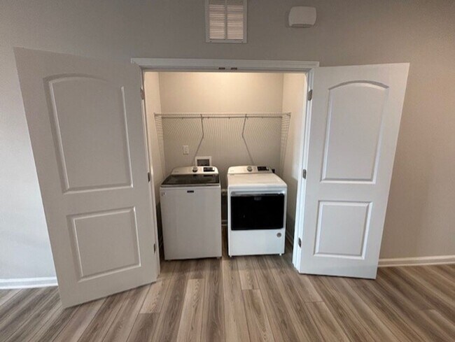 Building Photo - Brand New Luxury 2 Bed/2 Bath Condo - Wate...