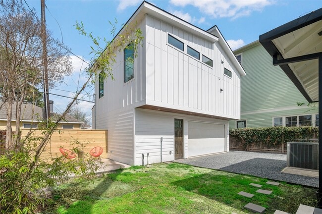 Building Photo - 323 E 24th St