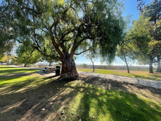 Building Photo - Serene River View Community in East Ventura!