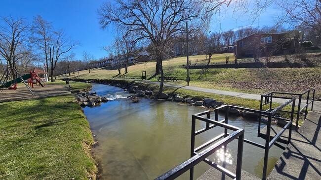 Building Photo - 2 bed/ 1.5 Bathroom Townhouse Church Hill, TN