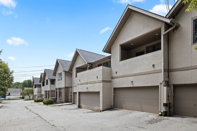 Building Photo - RARE 2 Bed, 2 1/2 Bath Townhome with Garage!