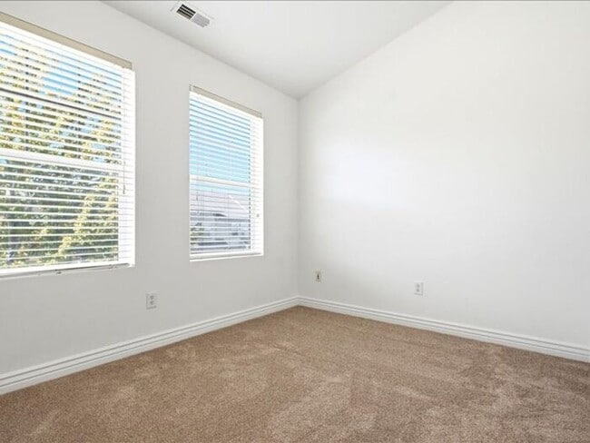 Building Photo - DRAPER  BEAUTIFUL 3 BED 2.5 BATH TOWNHOME