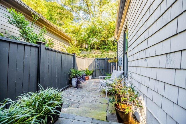 Building Photo - 470 Hamilton St SE