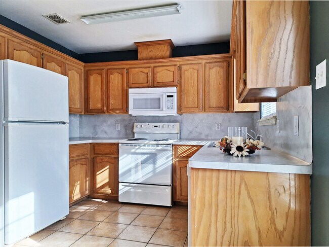 Building Photo - 2502 Cervantes Ave