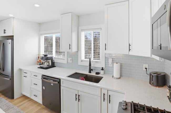 Building Photo - 253 Upper Mad River Rd