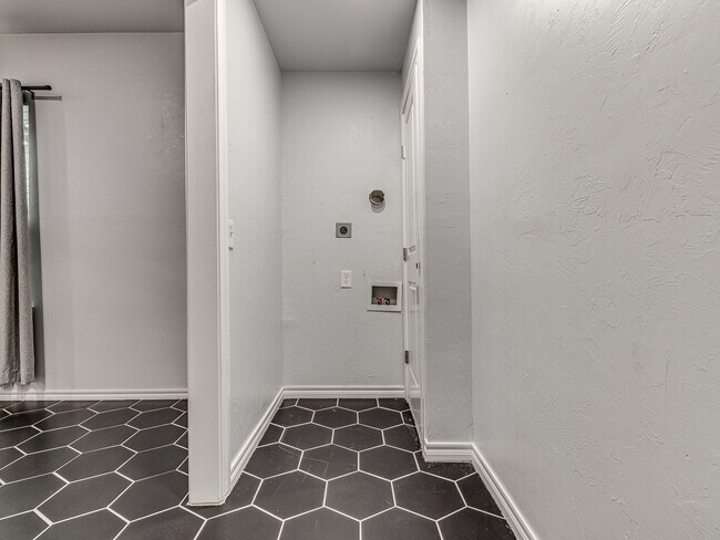 Building Photo - Charming home in Central Park Neighborhood...