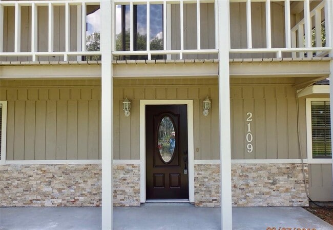 Building Photo - 2109 Riverside Dr