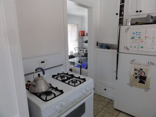 kitchen - 8261 Romaine St