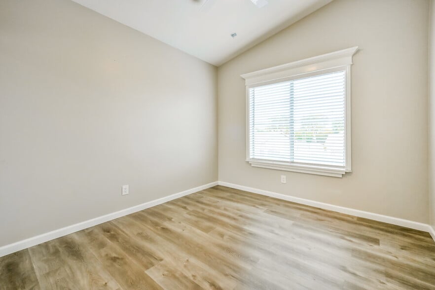 Building Photo - 1297 E Tradewind Dr
