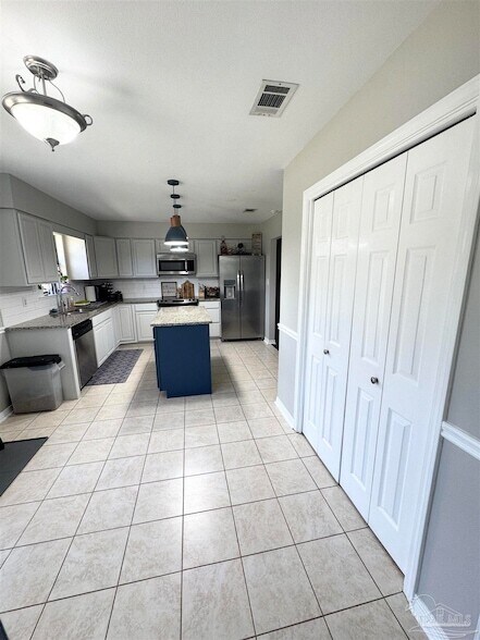 Building Photo - 10936 Oak Valley Dr