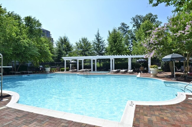 Building Photo - FRESH & READY! 2BD/2BA Next to METRO with ...