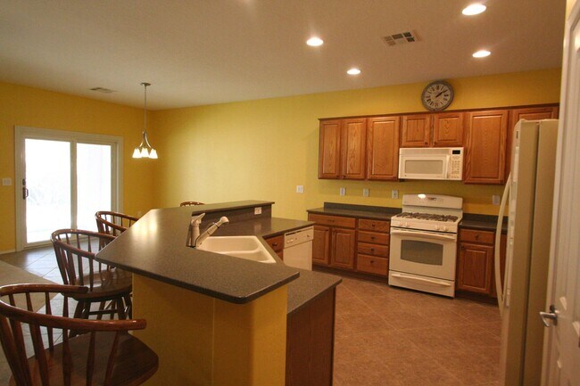 Building Photo - 2 bed w/den, 2 bath, 2 car single story house