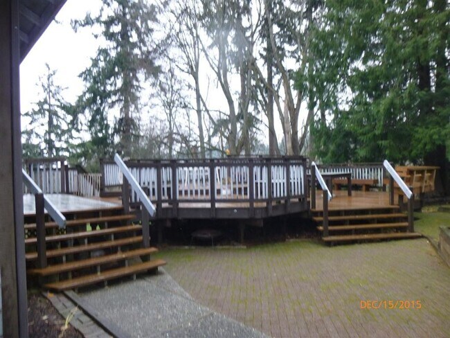 Building Photo - Spacious Mukilteo Home with Stunning Outdo...