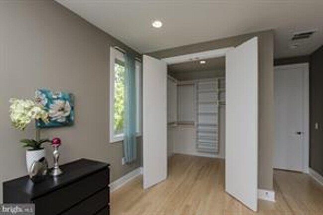 Building Photo - Manayunk Townhome with 2 Car Parking