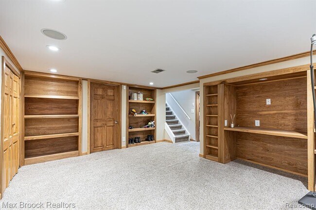 Building Photo - 328 George St