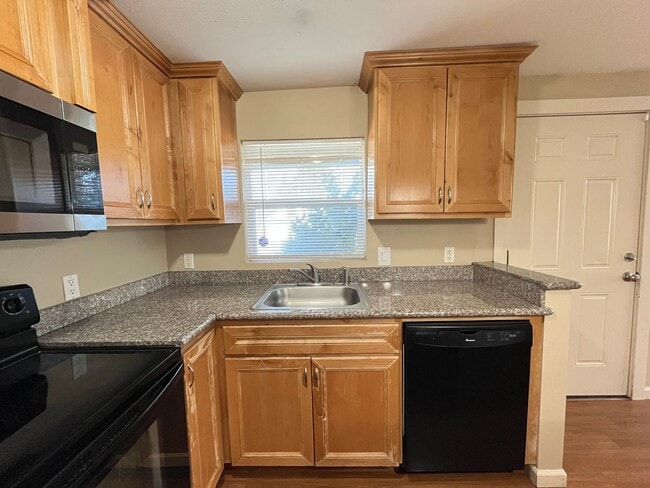 Building Photo - Updated and Bright 3 Bedroom 2 Bath Home in NE Portland (PDX/Columbia River)