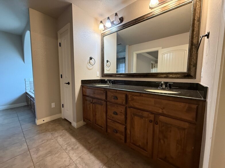 Building Photo - 6405 S 49th St