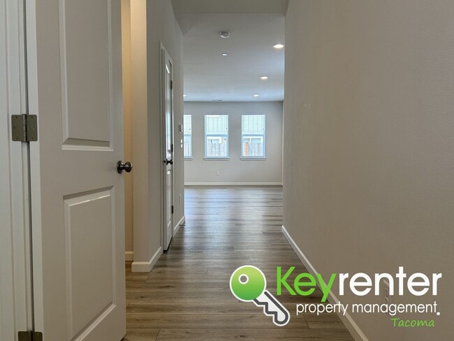 Building Photo - Must-have 3Bed/2.5Bath Lakewood Home