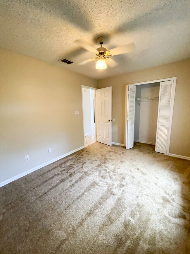 Building Photo - Beautiful 3-Bedroom, 2-Bath Home with 2-Ca...