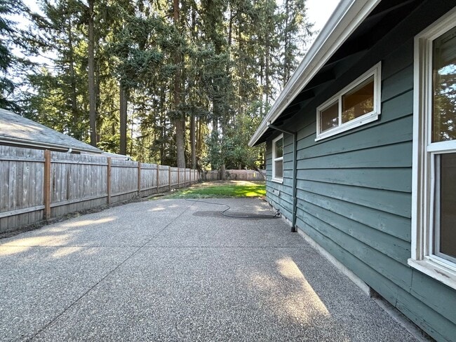 Building Photo - Spacious 3 Bed, 1.0 Bath House - Fully Fen...