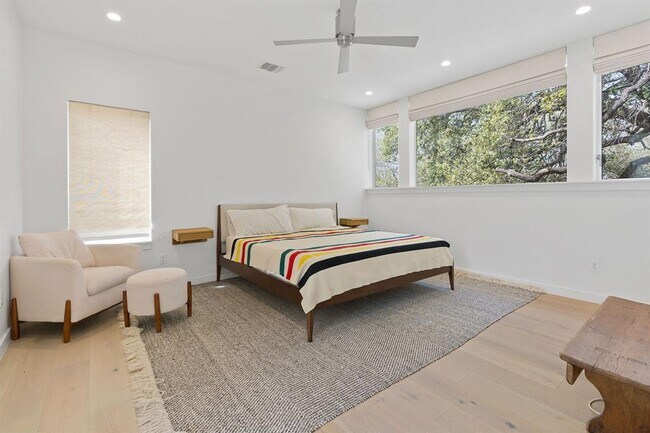 Building Photo - 2418 S 5th St