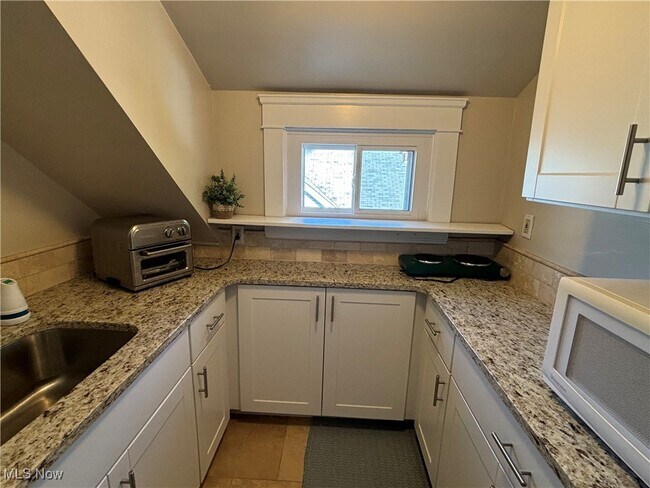 Building Photo - 2135 Renrock Rd