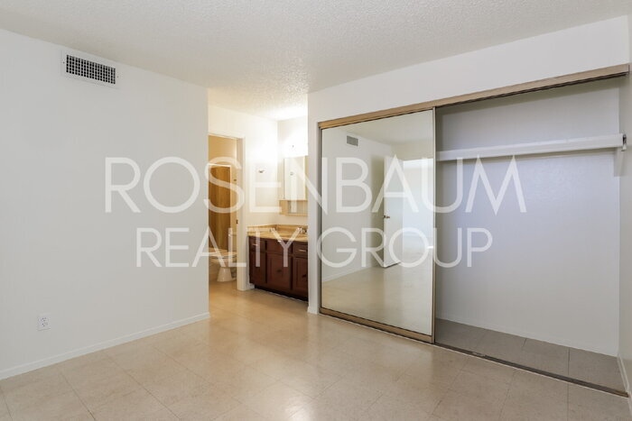 Building Photo - 2625 N Alvernon Way