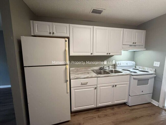 Building Photo - Cute & Quaint 2 Bedroom in Tampa!! READY NOW!!
