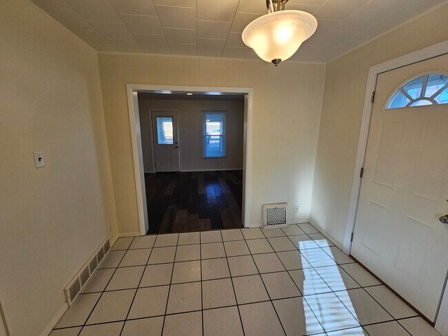 Building Photo - 3 bed, 1 bath, Mishawaka. Fenced Yard. Gar...