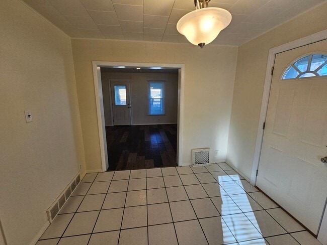 Building Photo - 3 bed, 1 bath, Mishawaka. Fenced Yard. Garage.