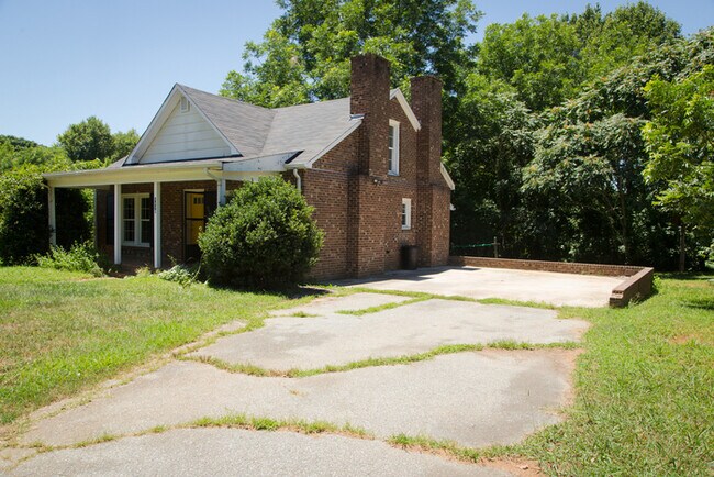 Building Photo - Country living in Graham
