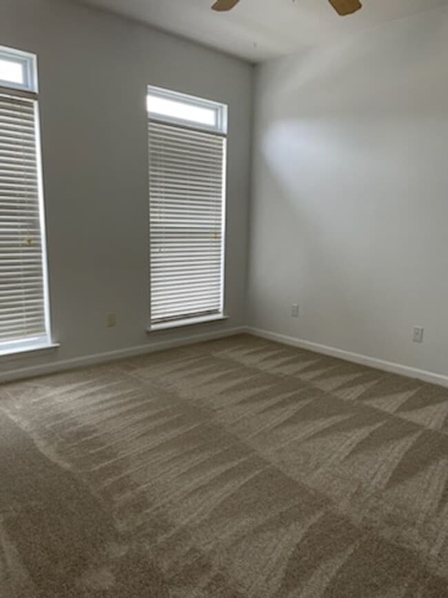 Building Photo - Emmyllie Ct- 130/132