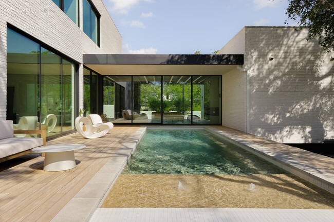 Building Photo - 2106 Matthews Dr