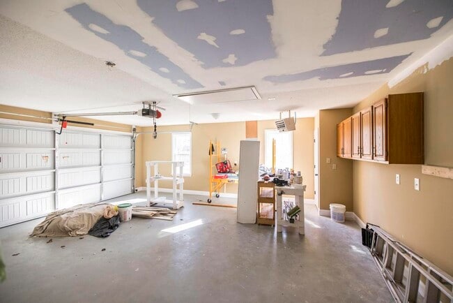 Building Photo - 102 Summerstone Bend