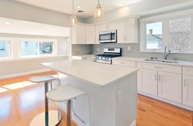 Building Photo - 28 2nd St