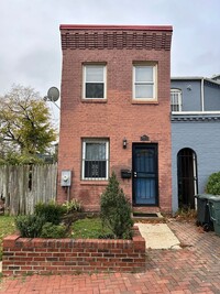 Building Photo - Effeciently sized 2 bedroom rowhouse in Ca...