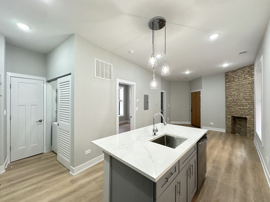 Building Photo - 452 W Belden Ave