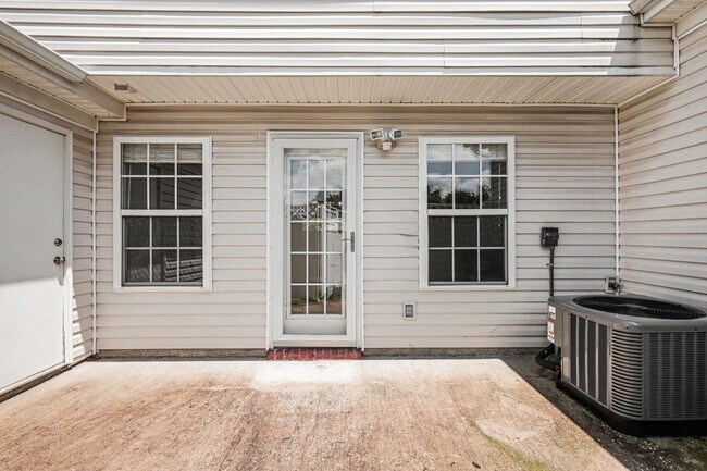 Building Photo - Charming Townhome near Percy Priest