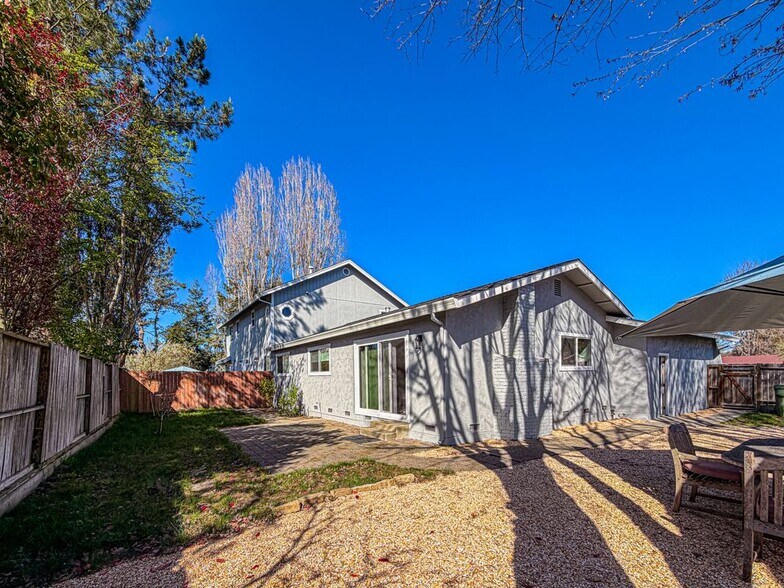 Building Photo - 208 Vista Ct