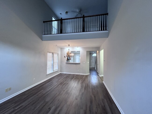 Building Photo - LARGE MOVE IN READY TOWNHOME