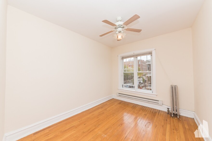 Primary Photo - 955 W Cornelia Ave