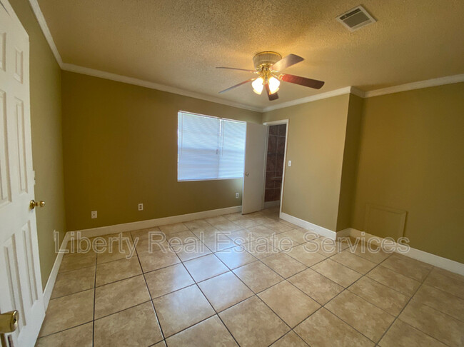 Building Photo - 137 Deerwood Ct