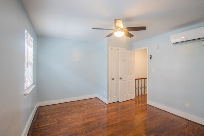 Building Photo - Relaxing 1 BR & 1 Den/1 BA Apartment in Pl...