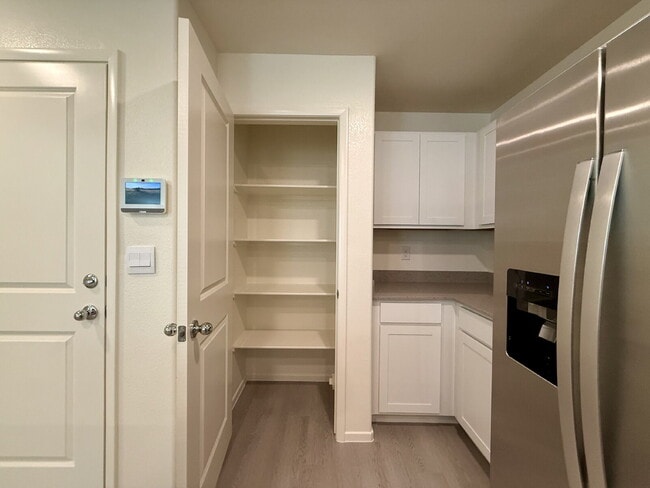 Building Photo - 3 BED 2.5 BATH 2 CAR GARAGE TOWNHOUSE W/ LOFT FOR RENT!!!