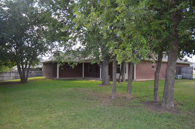 Building Photo - Fantastic 4BR/2BA in Highly Sought After Country Trails!